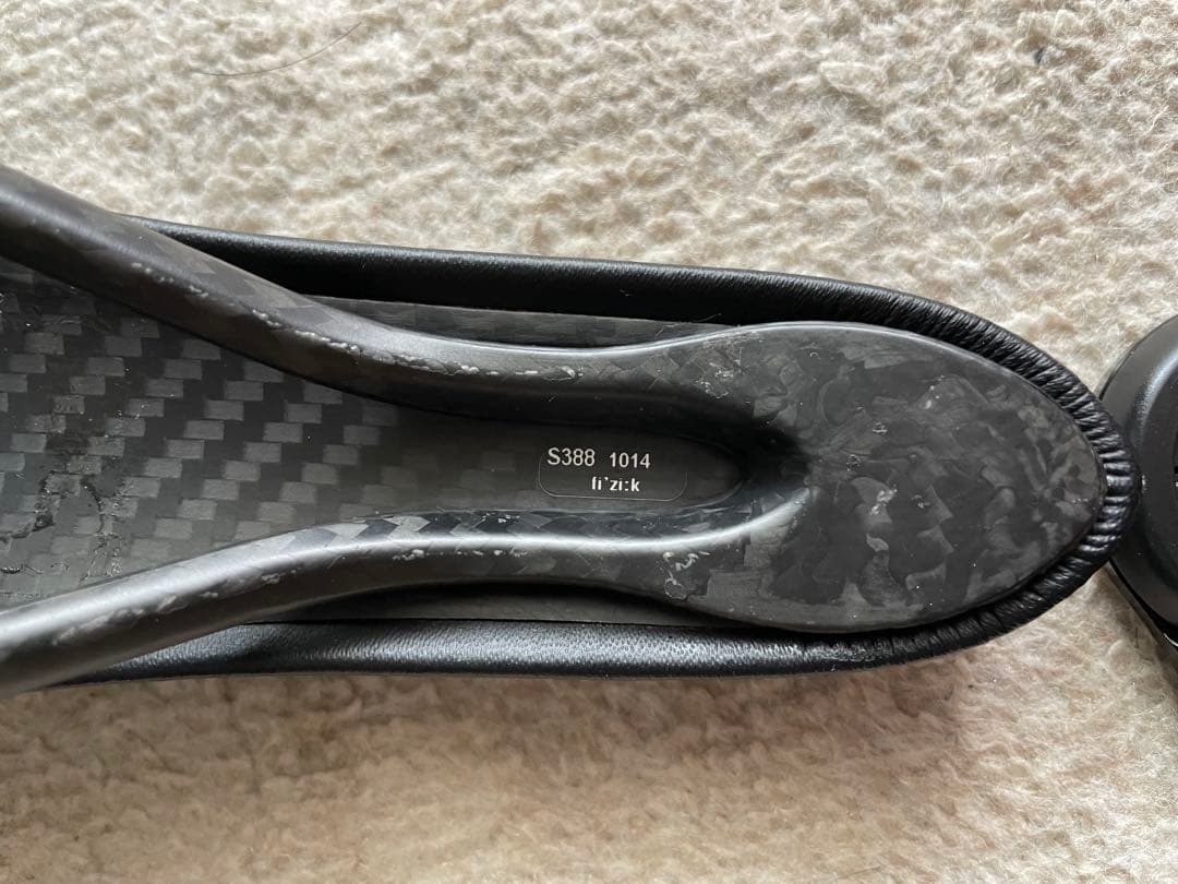 フィジーク アリアンテ ALIANTE 00 一体型カーボンサドル