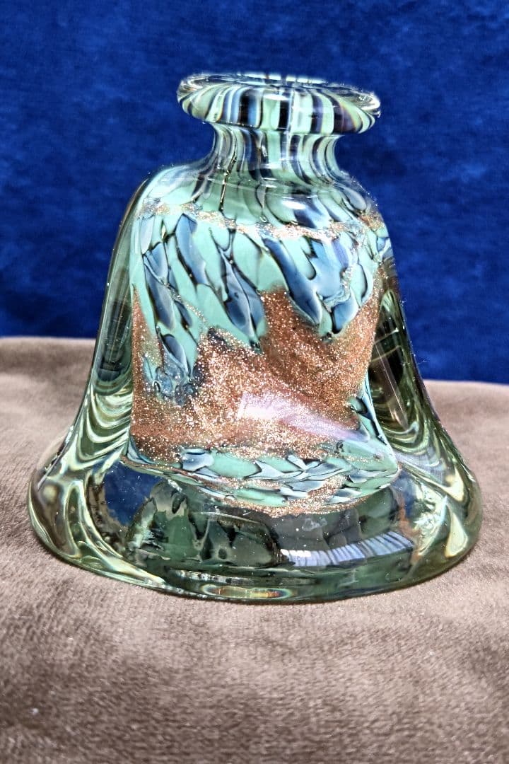 ベル型ガラス工芸品 青緑と金色　　 在銘　ペン立て
