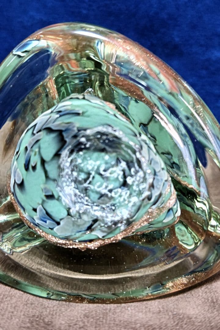 ベル型ガラス工芸品 青緑と金色　　 在銘　ペン立て