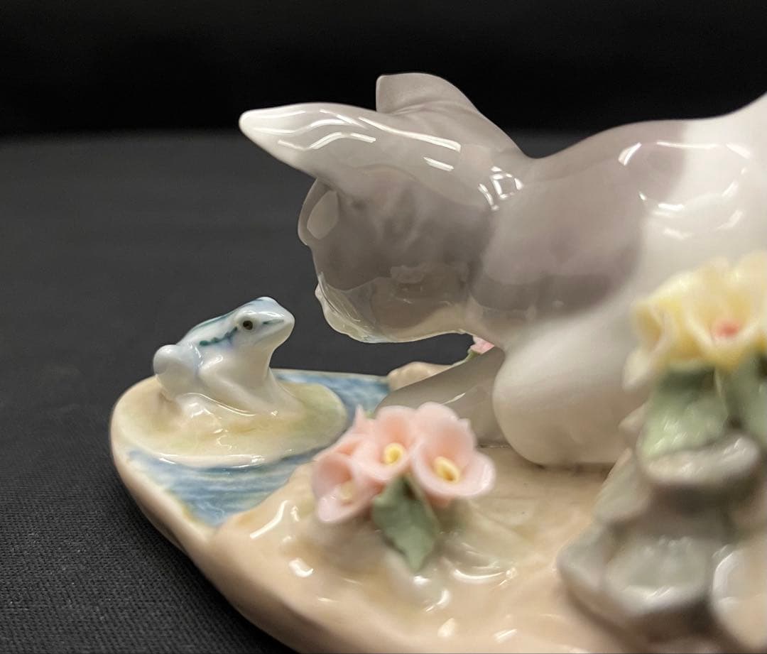g*o様 リヤドロ LLADRO 陶器人形「にらみ合い 猫 蛙 花」フィギュリン