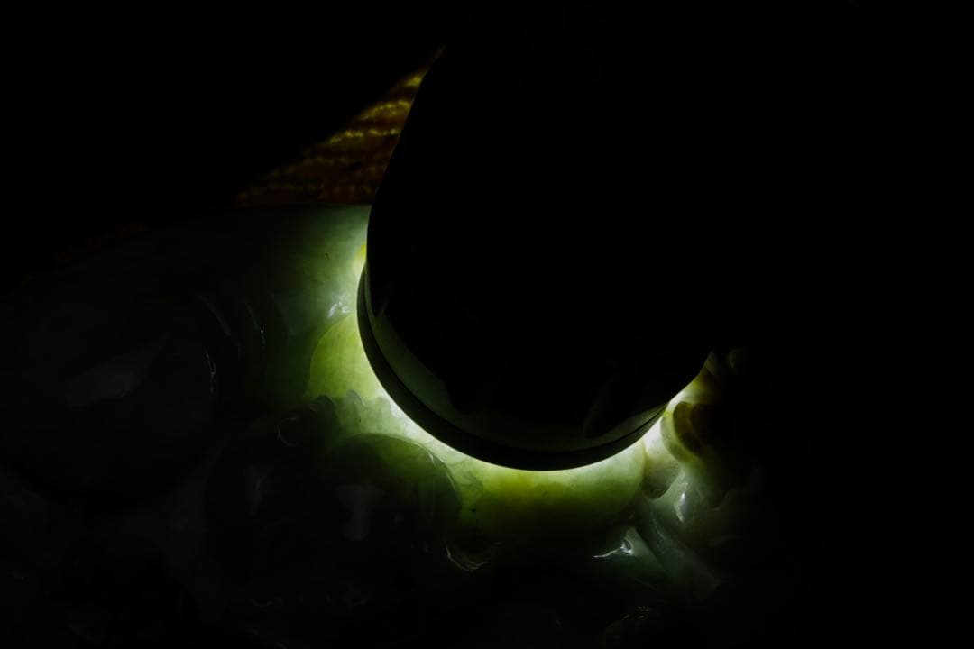 【中国美術】天然翡翠 青翡翠　手彫 獅子龍細密彫刻 握り石根付 ペンダント 紐付