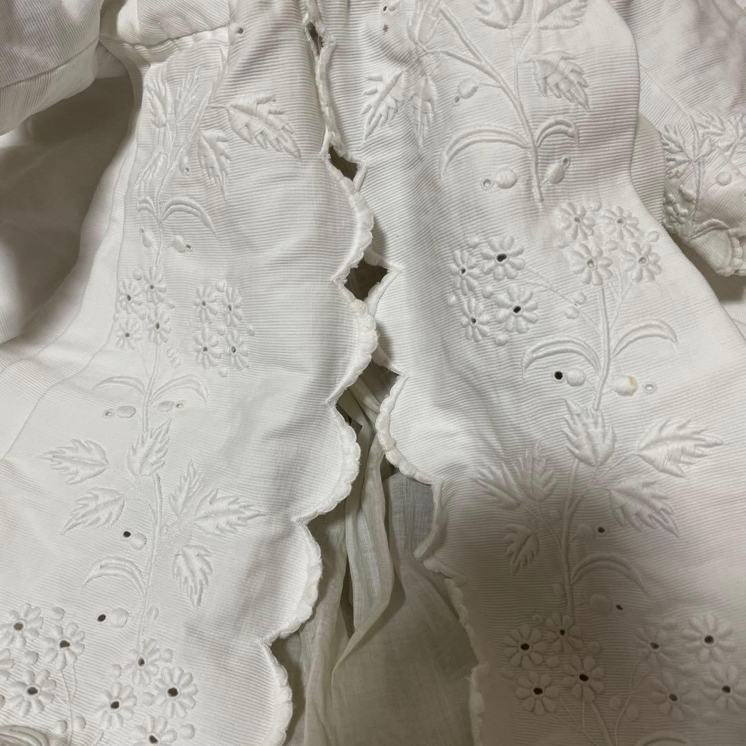 フランスアンティーク　Bebeの白い刺繍入りベビードレス