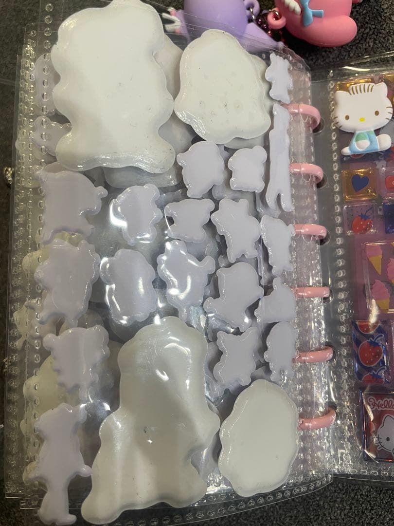 サンリオ　ボンボンドロップシール　シール手帳　ラブブ