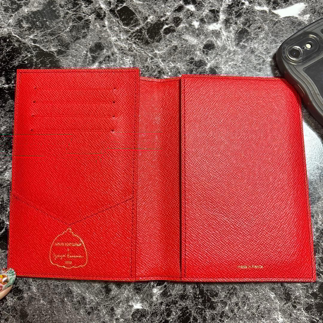 ルイヴィトン 草間彌生 コラボ LV × YK パスポートケース