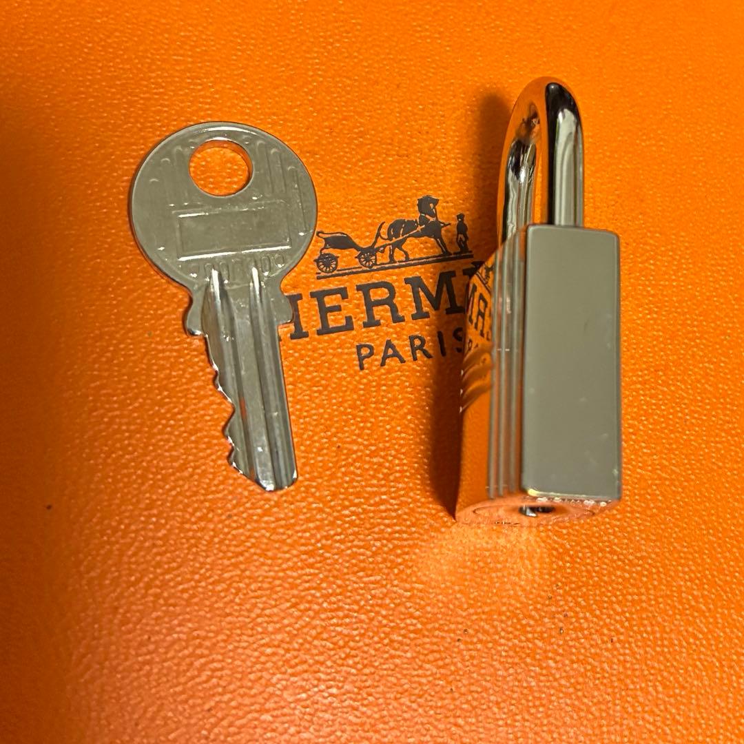 美品　エルメス シルバー　カデナ　南京錠　パドロック　鍵　キー　NO110