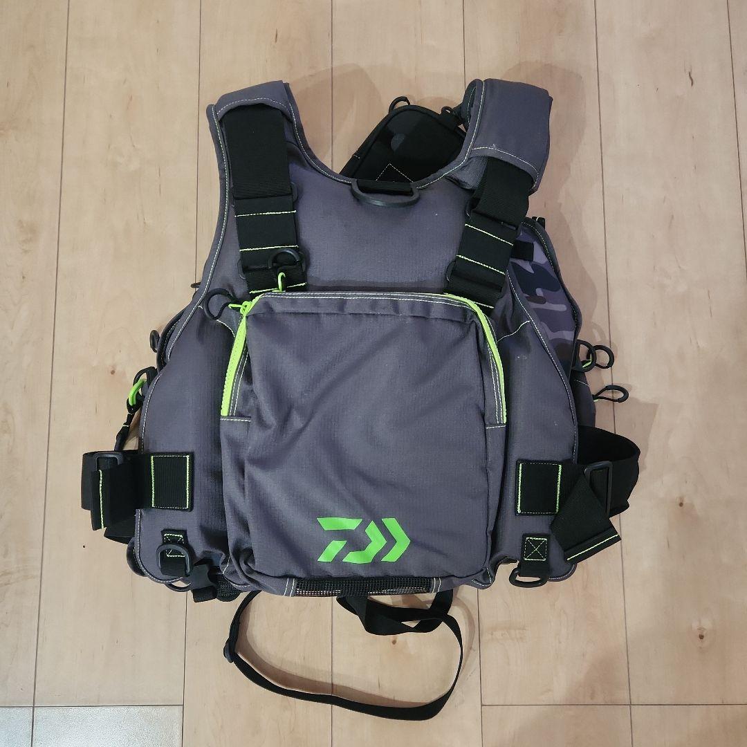 Daiwa フローティングジャケット グレー/ライム