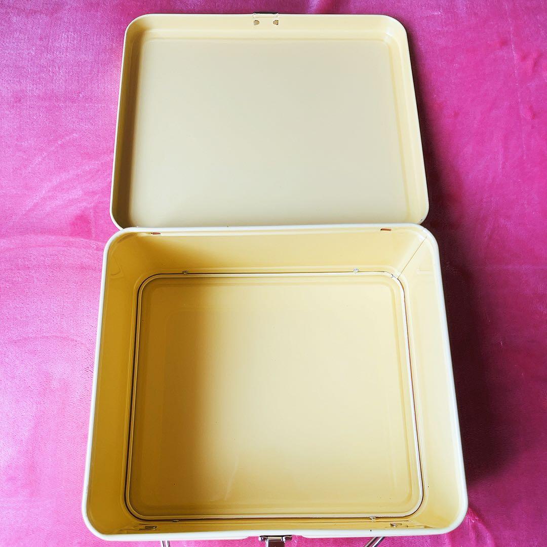 希少レア　ハローキティ　USA アルバム　缶ケース　着ぐるみ　ハチ　2003