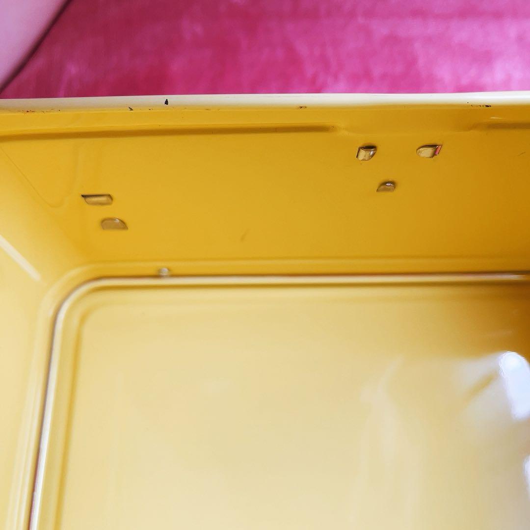 希少レア　ハローキティ　USA アルバム　缶ケース　着ぐるみ　ハチ　2003