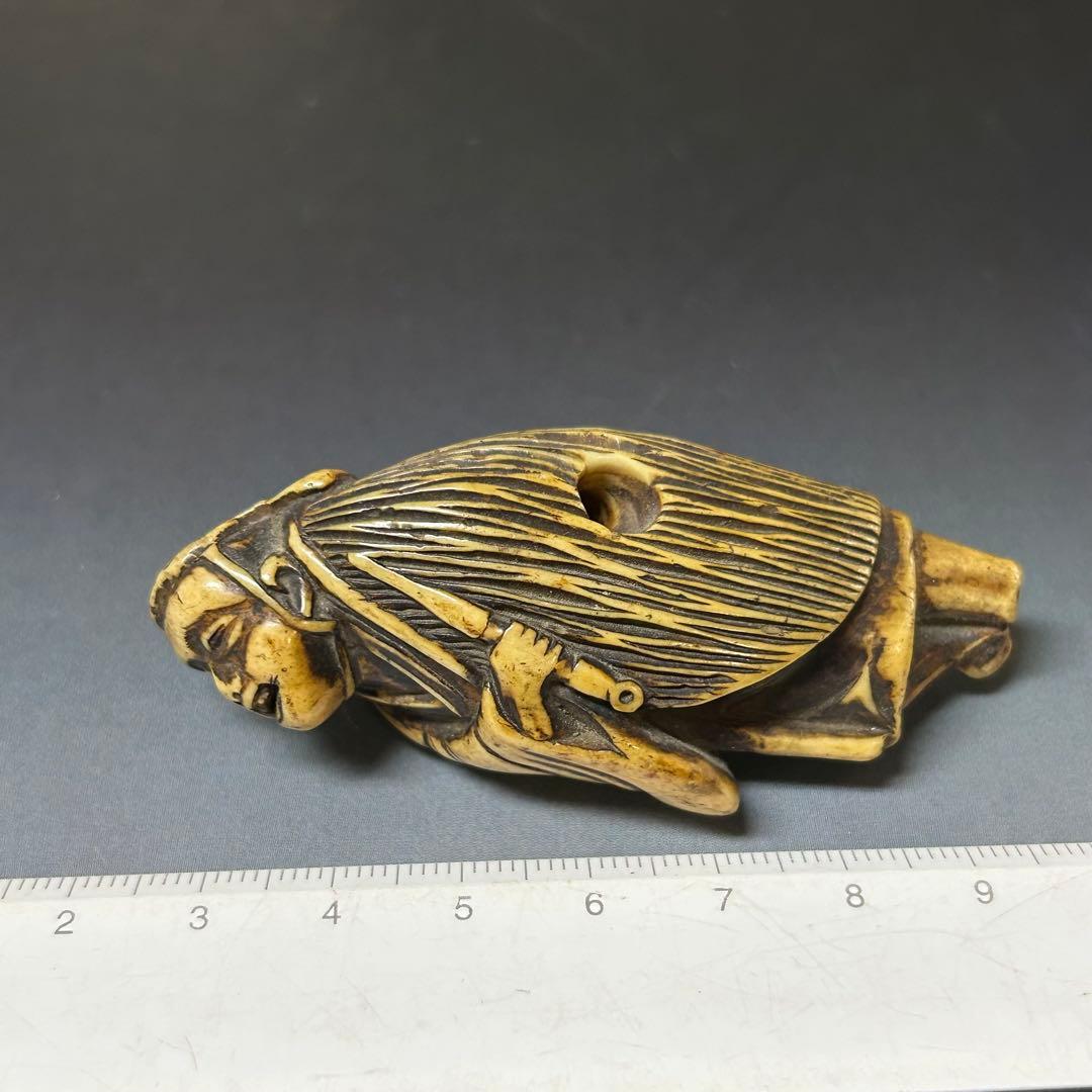 蓑笠煙管持ち人物根付