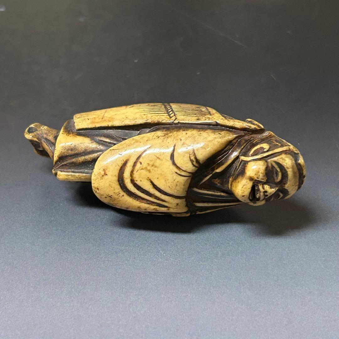 蓑笠煙管持ち人物根付