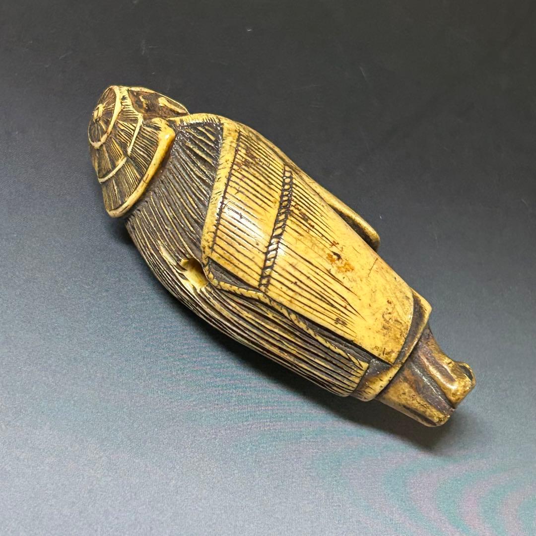 蓑笠煙管持ち人物根付