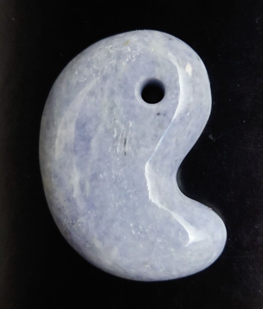 【セール】糸魚川翡翠　勾玉　ラベンダー