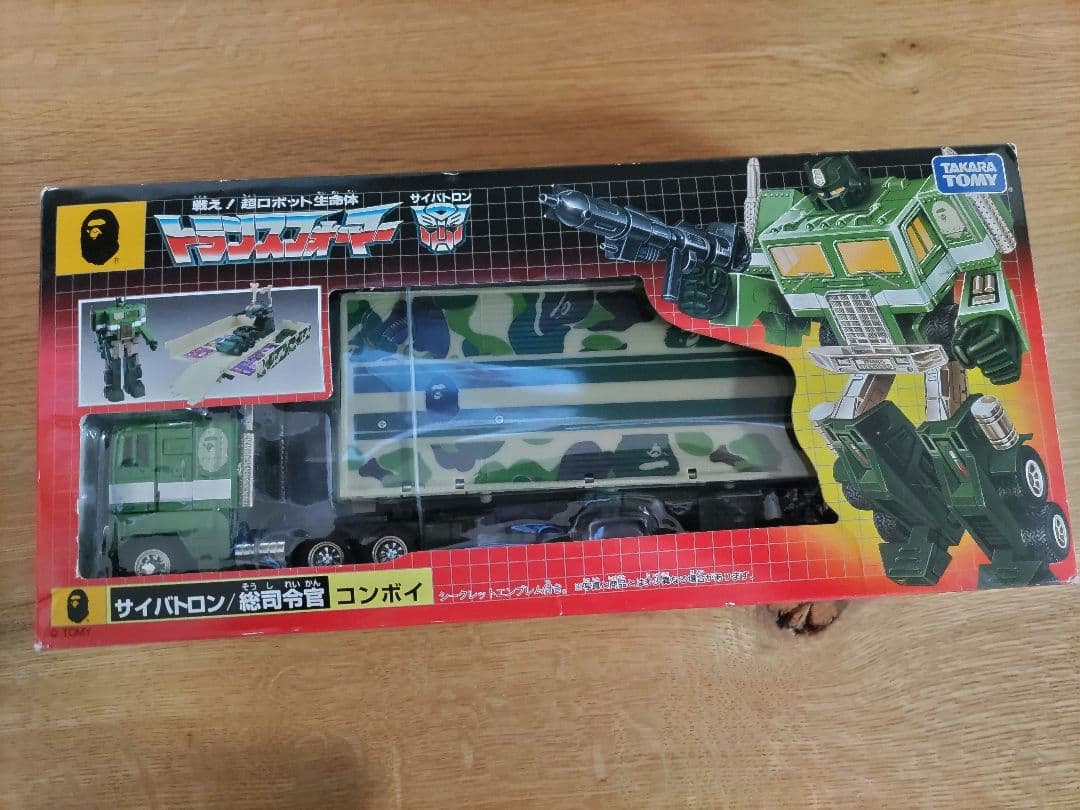 トランスフォーマー　サイバトロン　総司令官 コンボイ　ＢＡＰＥ 迷彩柄
