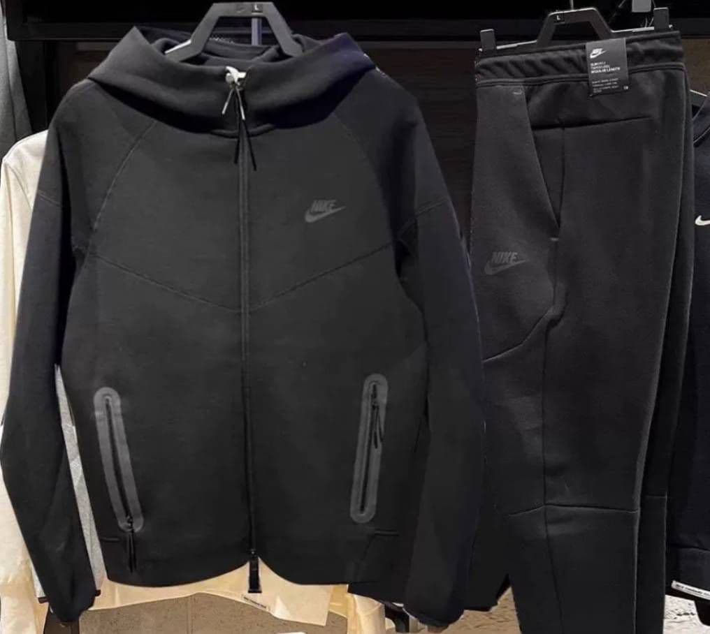 ナイキテック黒サイズSセットアップ