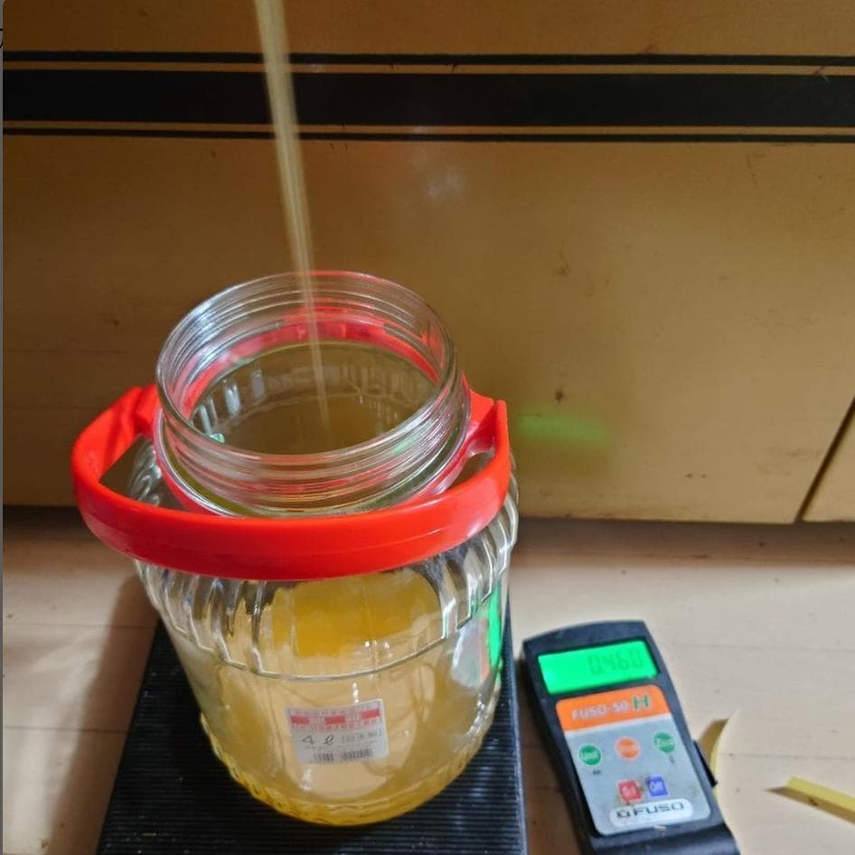 リピーター多数　国産百花蜜 　梅酒瓶入り　おまけ付　生産者価格で大放出