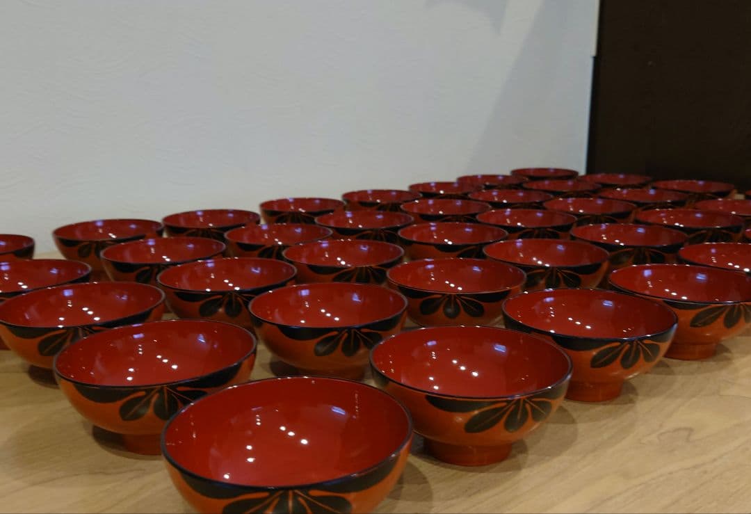 赤い漆器の椀（黒い花模様）40個セット