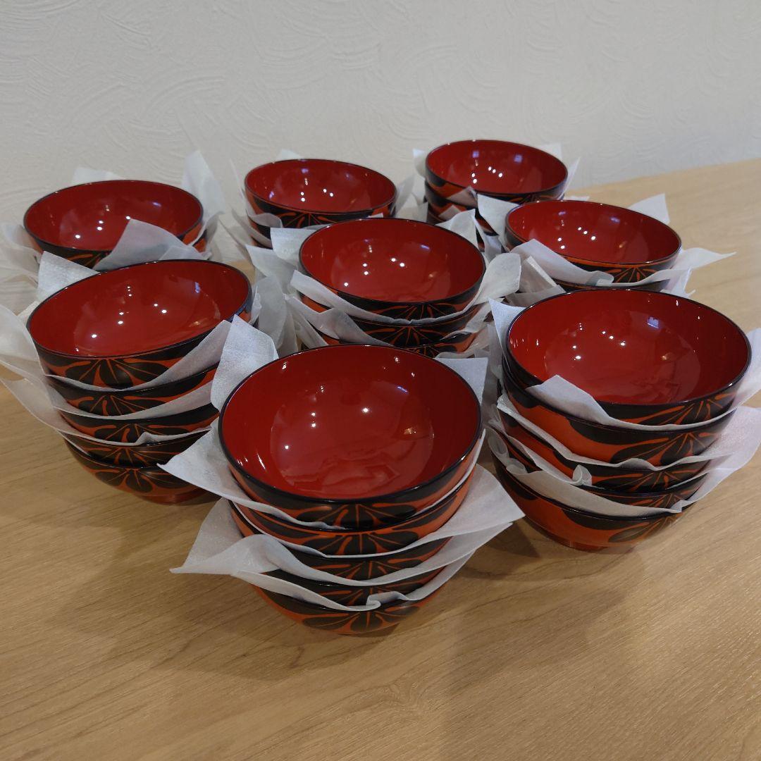 赤い漆器の椀（黒い花模様）40個セット