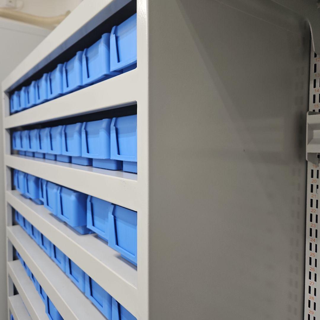 大型プラスチックキャビネット 青収納ボックス付き