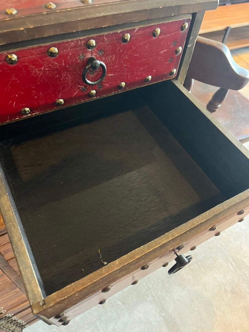 レトロな箪笥　引き出し　チェスト　レザー