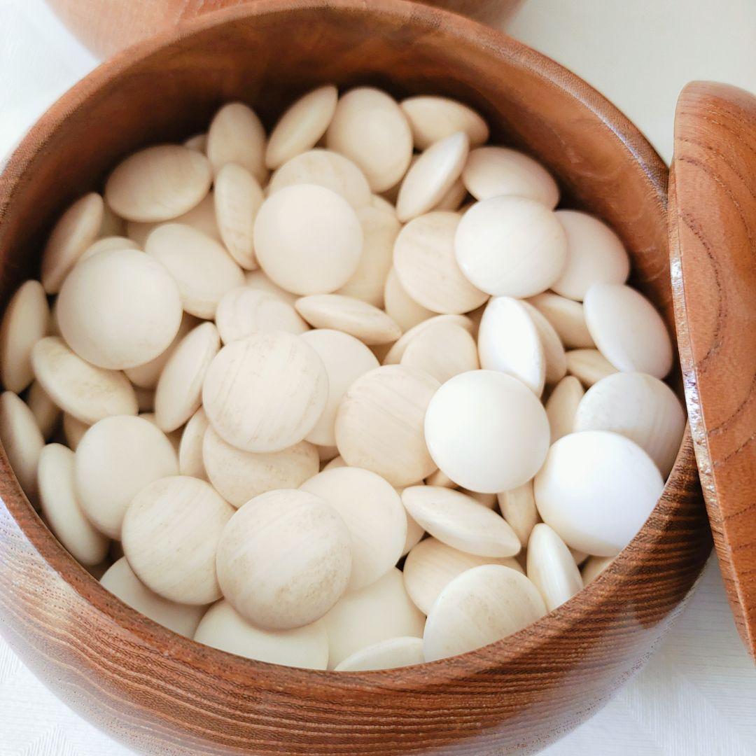 囲碁盤　柾目碁盤　へそ・足付き　厚み約5寸7分（175㎜）蛤碁石32~33号級