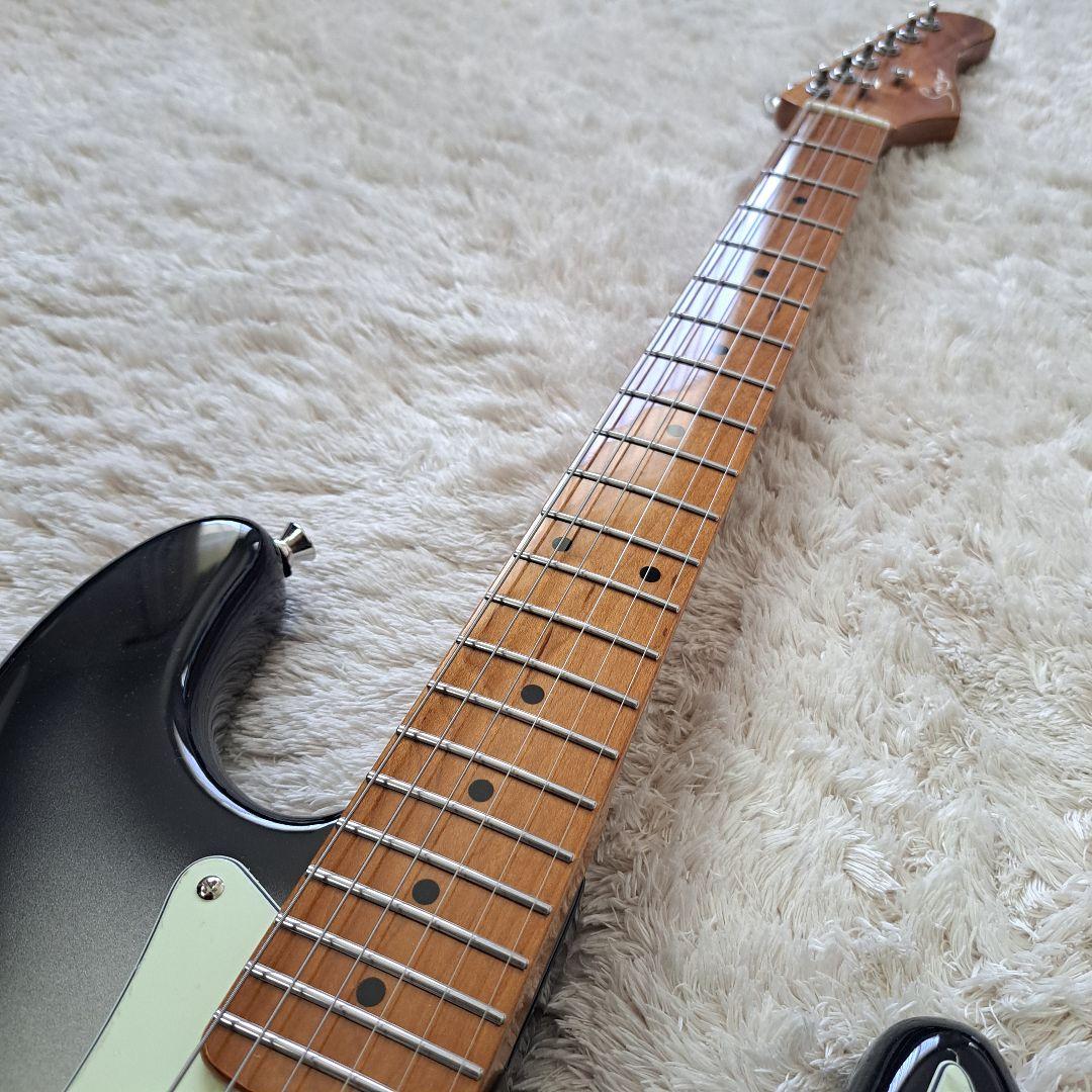 高品質アルダー材とローステッドメイプルネックを採用した、プロ仕様のスマートギター