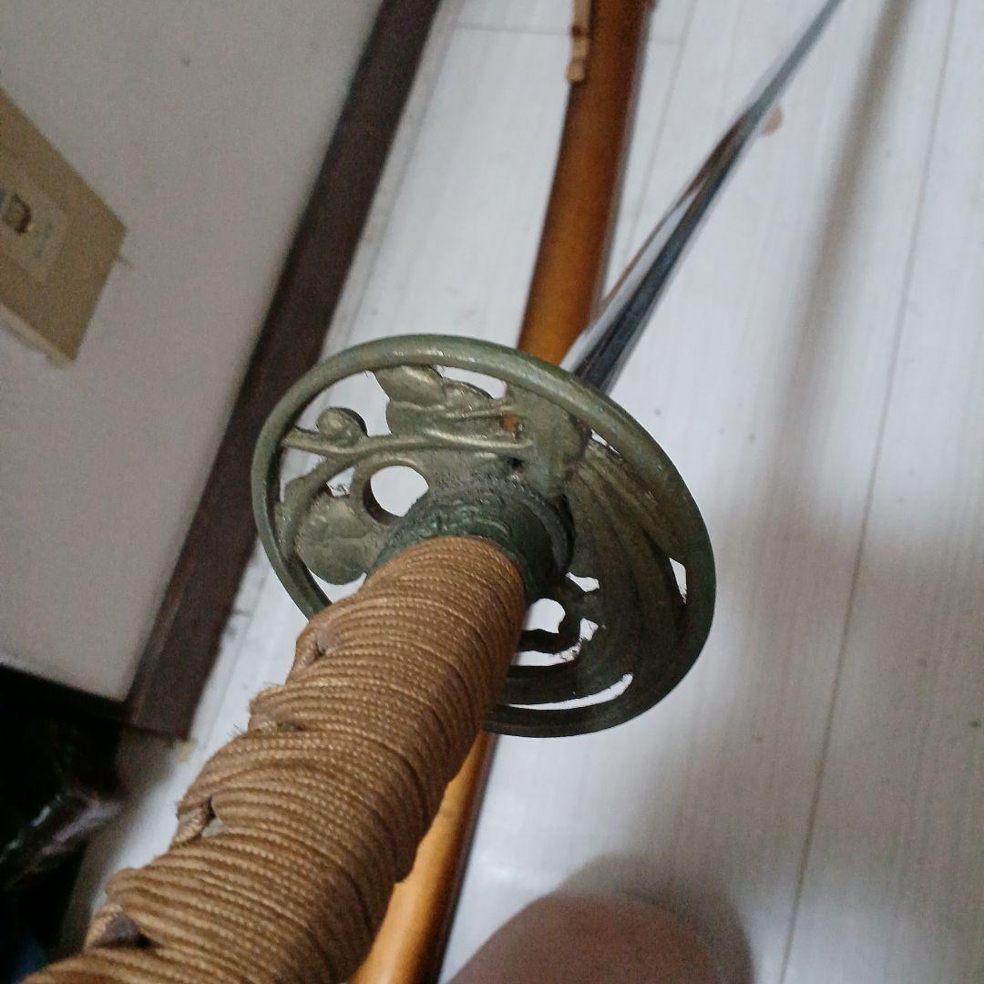 美しい刀 銀色刀身 金色鞘 模造刀