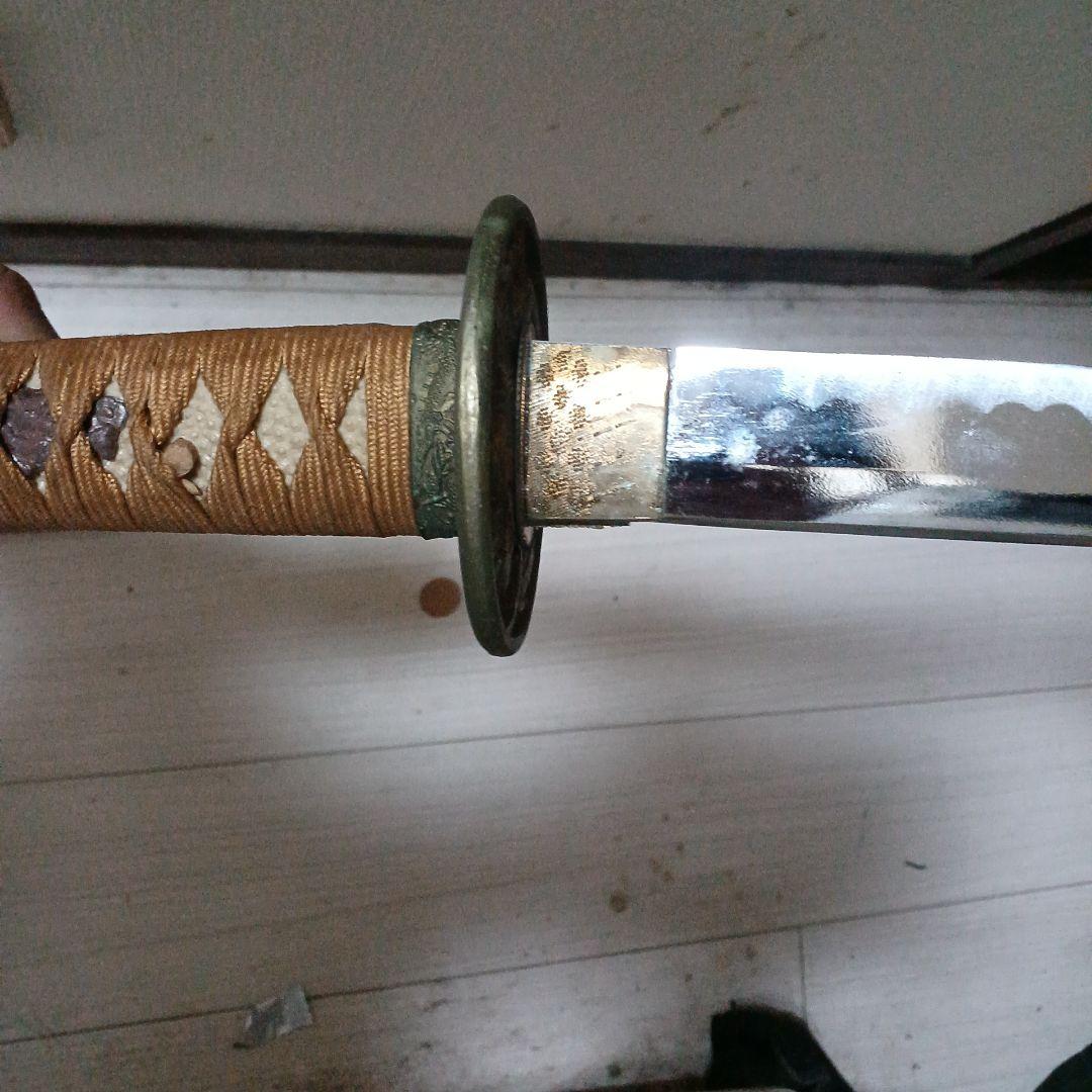 美しい刀 銀色刀身 金色鞘 模造刀