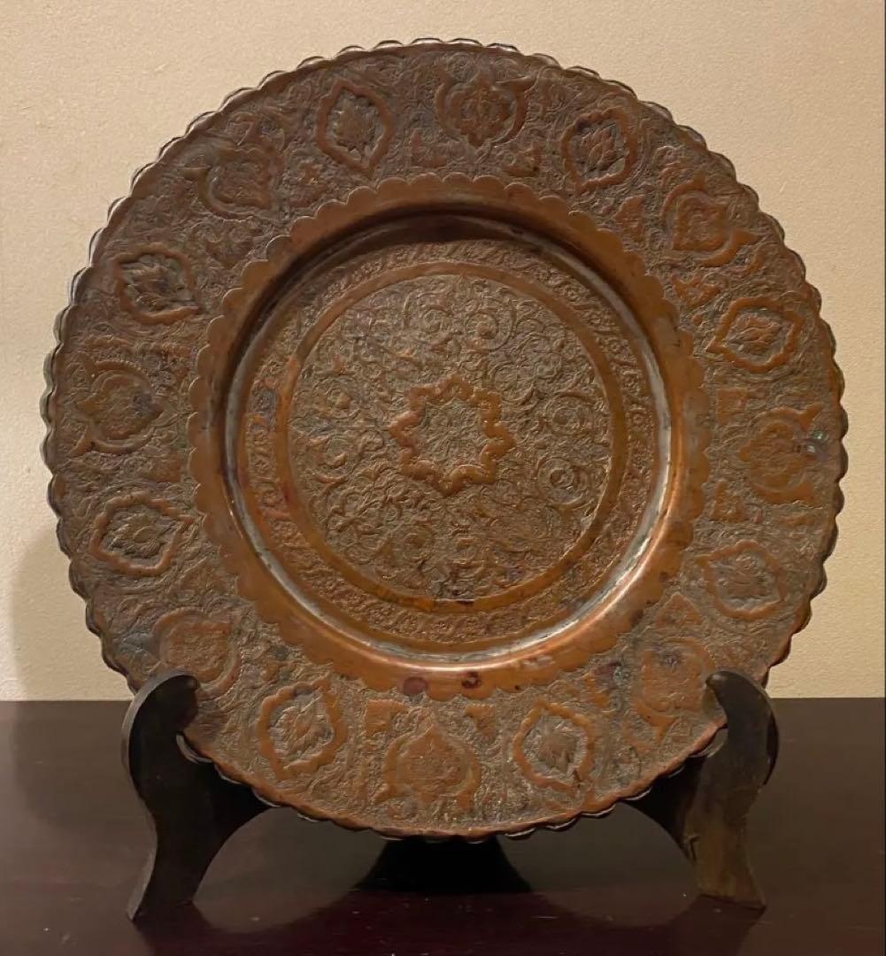 アンティーク カジャール朝　銅彫金装飾39cmプレート・鑑賞スタンド付４点セット