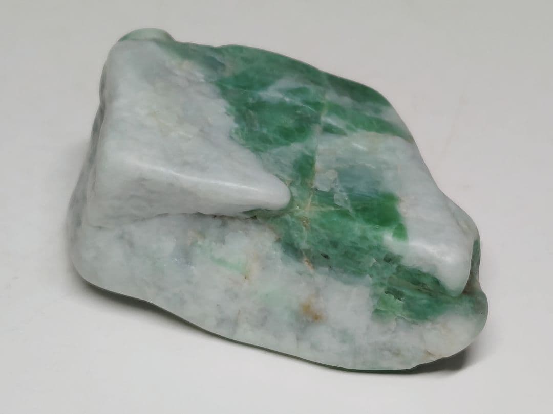 鮮緑 82g 翡翠 ヒスイ 原石 鑑賞石 自然石 誕生石 鉱物 鉱石 水石