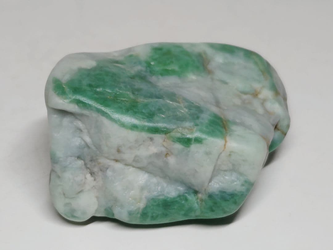 鮮緑 82g 翡翠 ヒスイ 原石 鑑賞石 自然石 誕生石 鉱物 鉱石 水石