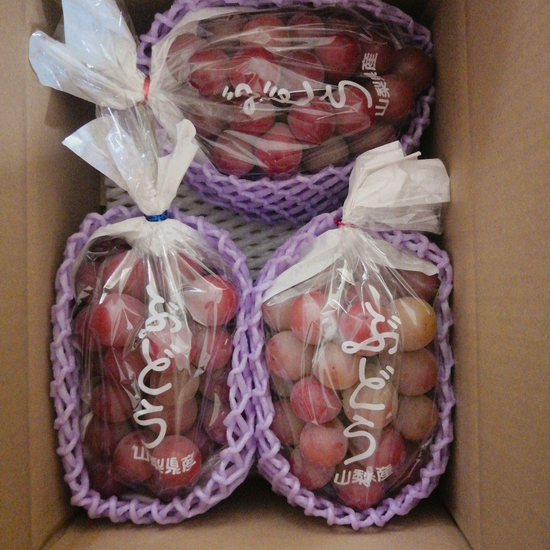 山梨県産　クイーンニーナ　一房700g以上　大粒　大房