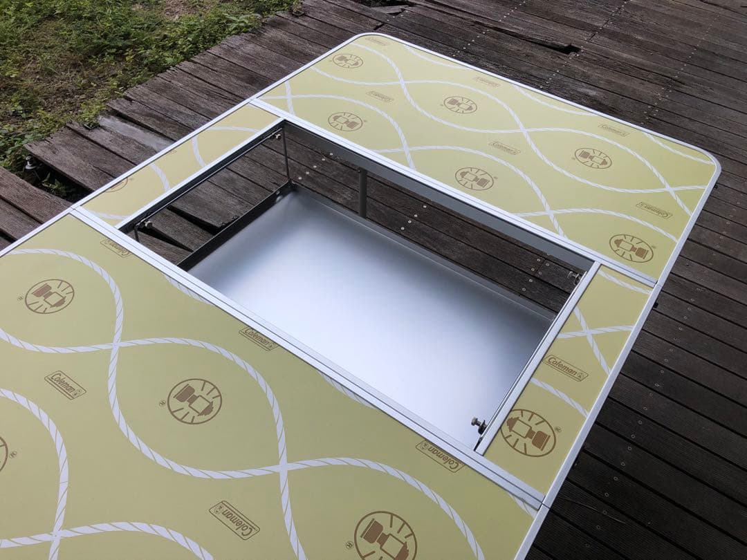 コールマン スリム三つ折りBBQテーブル 中央収納付き