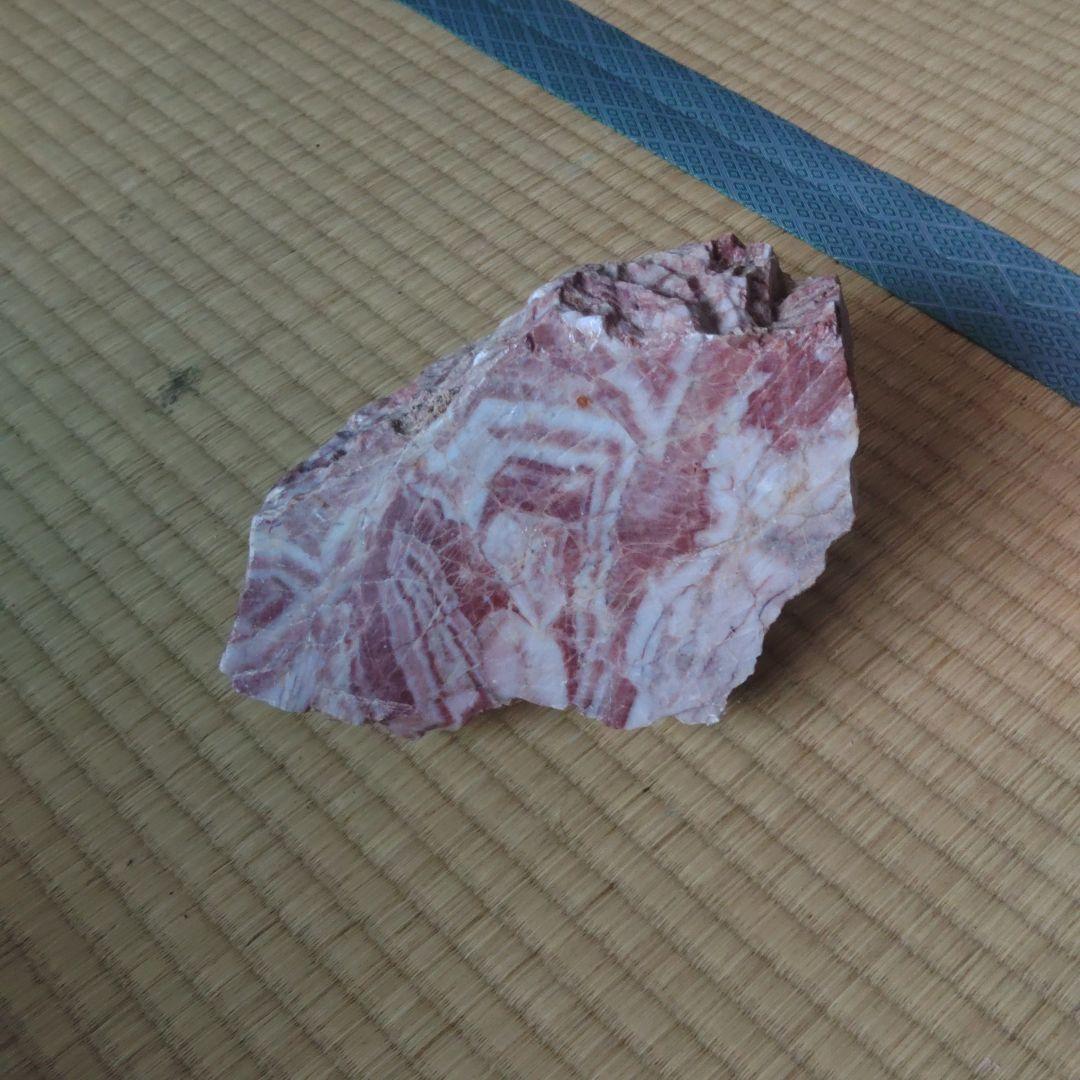 日本製 赤青模様の石球と台座