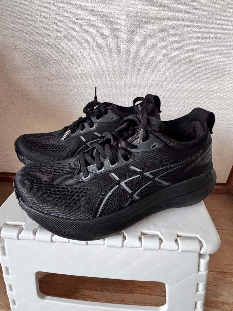 ASICS GEL-KAYANO ブラックランニングシューズ　24㎝