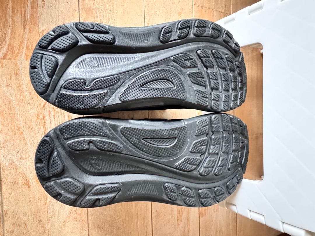 ASICS GEL-KAYANO ブラックランニングシューズ　24㎝