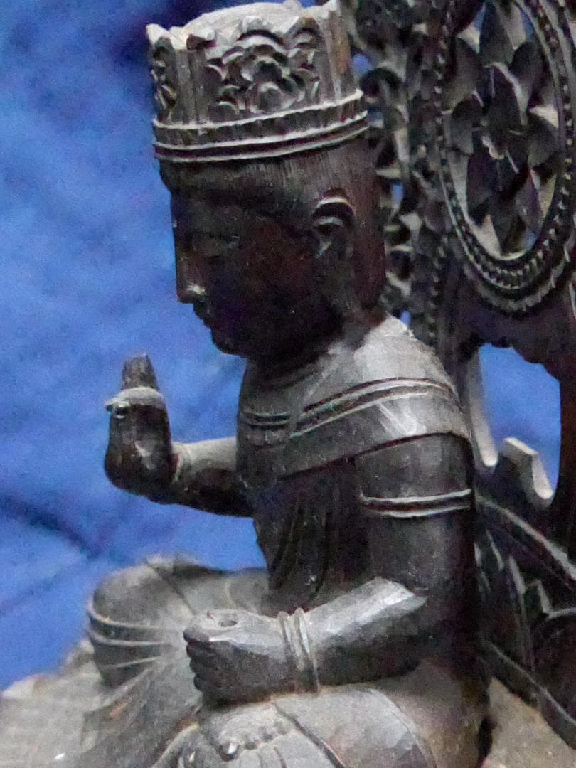 古い木彫の仏様。江戸時代？細かい彫り、高さは１９センチ