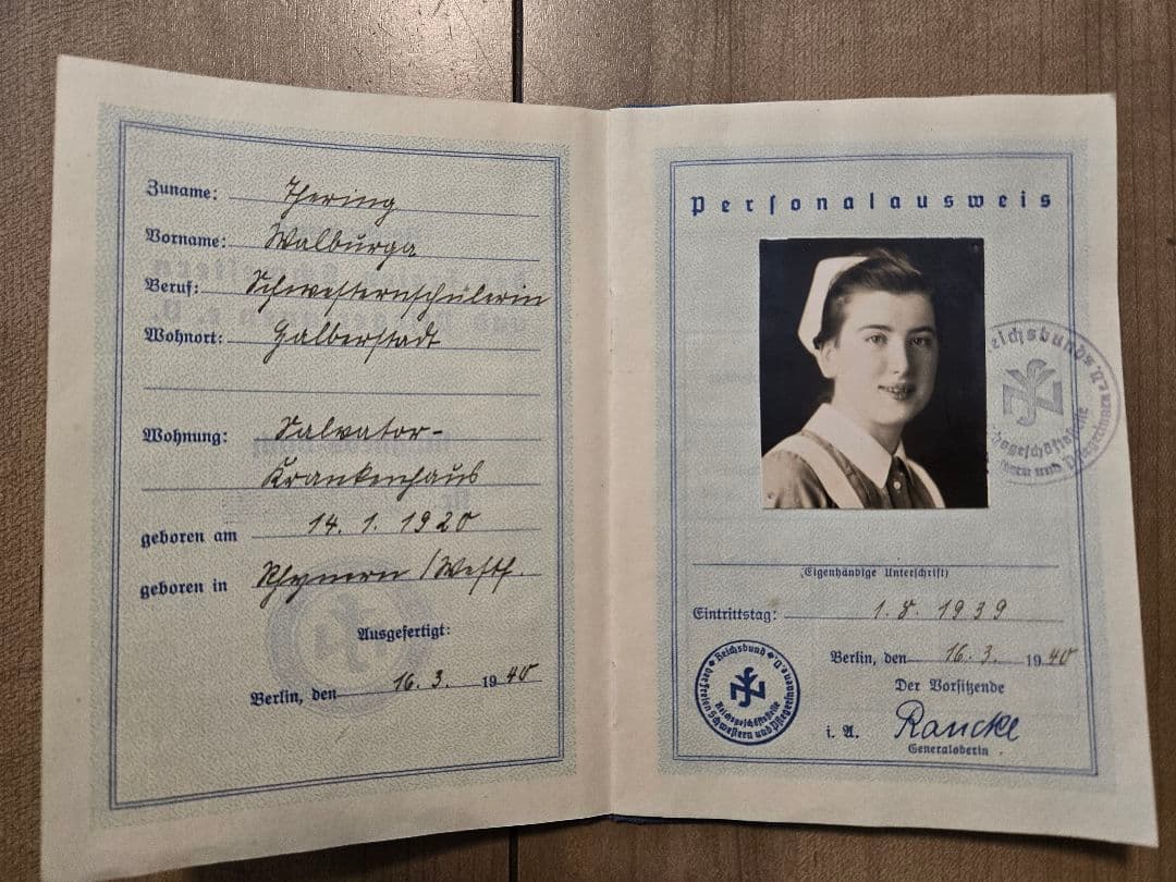 第二次大戦中　ドイツ身分証明書　女性看護士