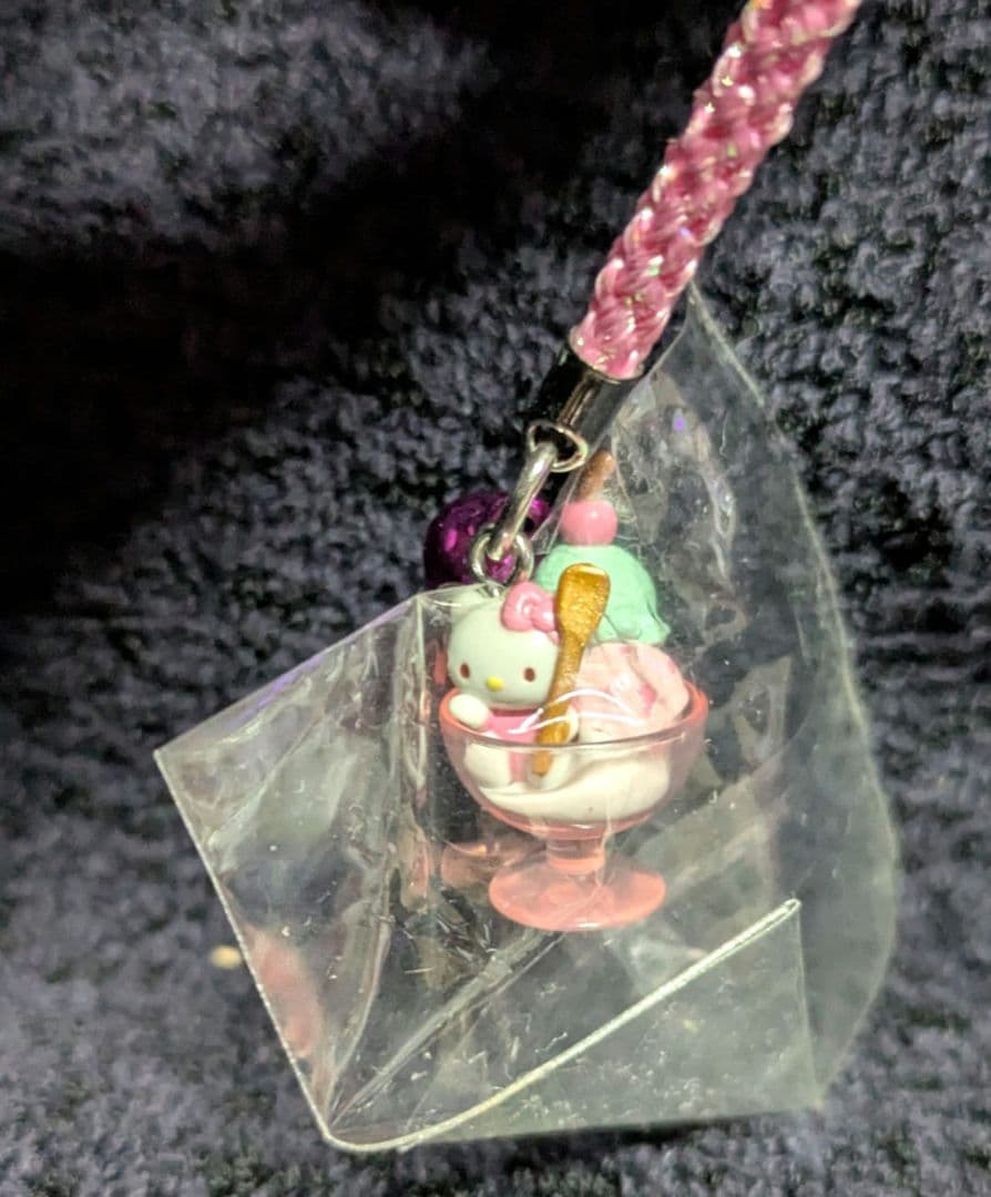 m*a様 ハローキティ アイスサンデー 根付ストラップ