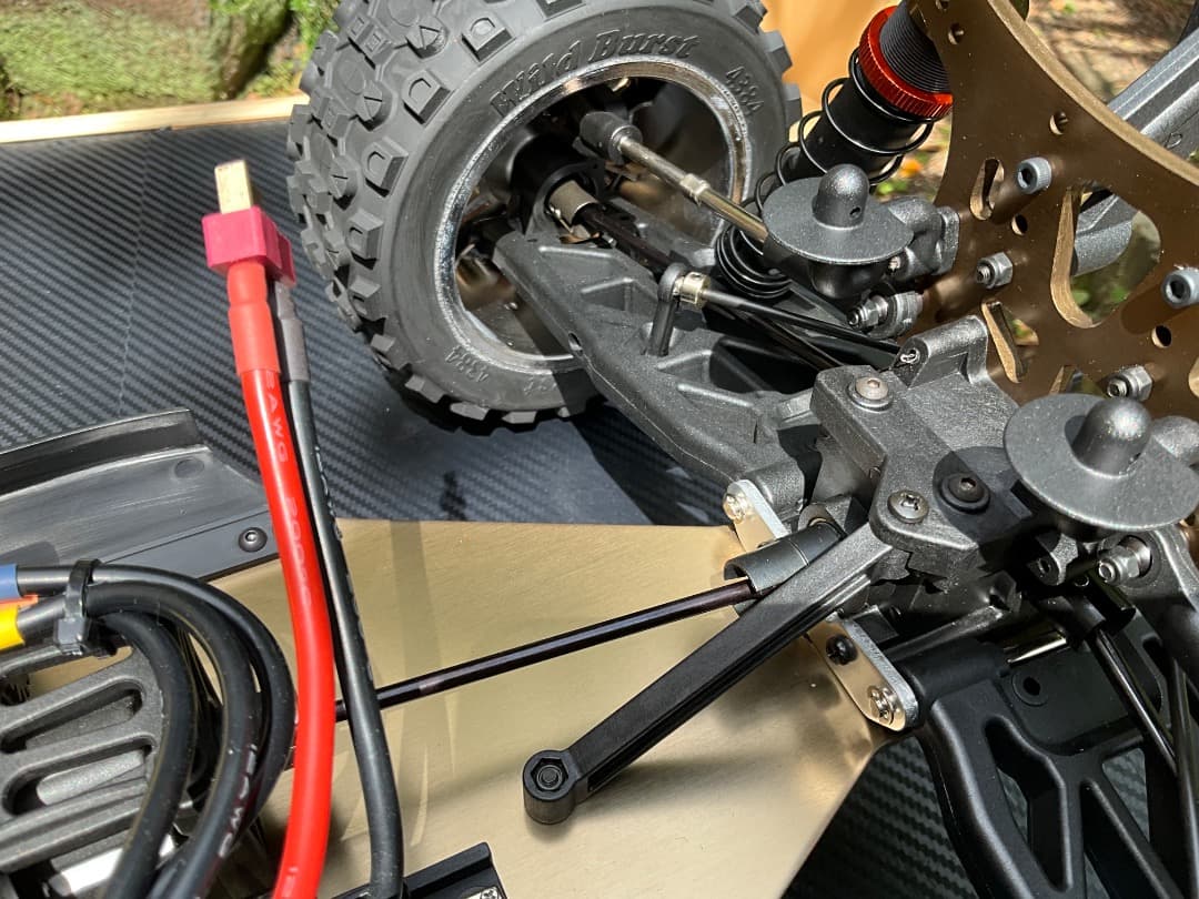 1/8 電動トラックRTR　ブラックパンサー