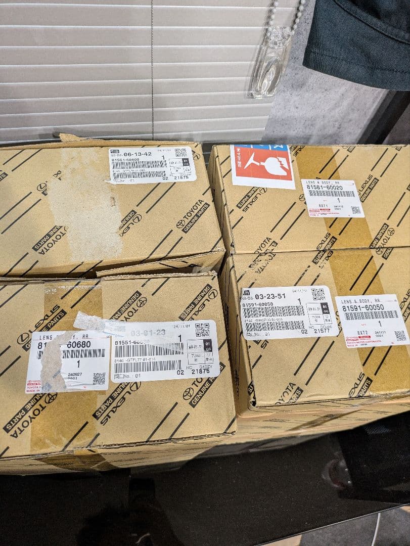 ランドクルーザー100 中期純正テールレンズ　　一式　新品未使用品