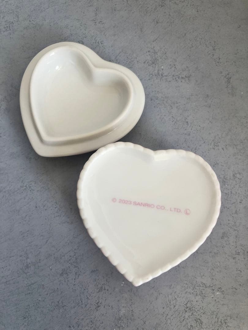 ニャニィニュニェニョン　サンリオ 小物入れ　ハート　陶器　Leashy 伊勢丹