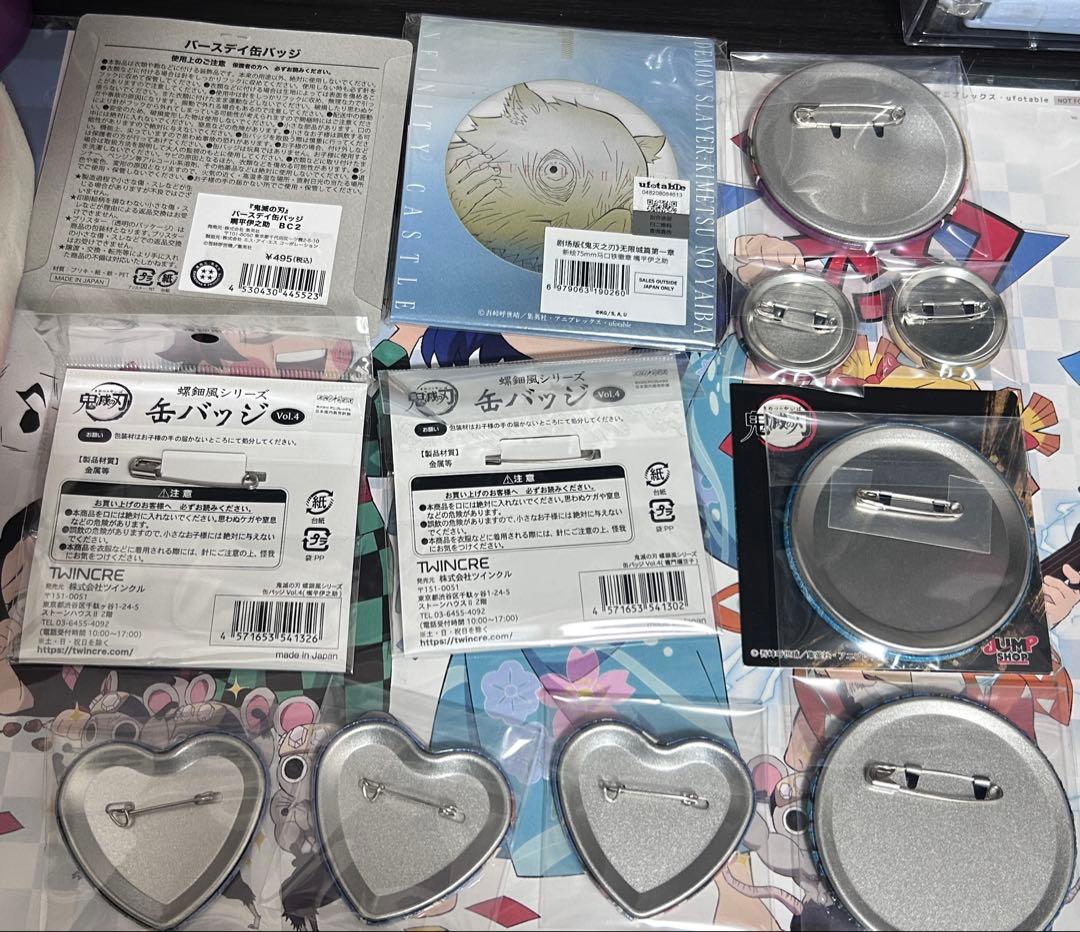 鬼滅の刃 我妻善逸　竈門禰豆子 嘴平伊之助 12点セット　まとめ　缶バッジ