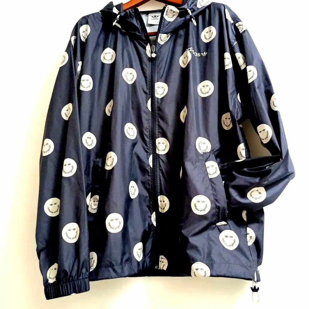 アディダスadidasプリントウィンドブレーカースマイリーフェイス