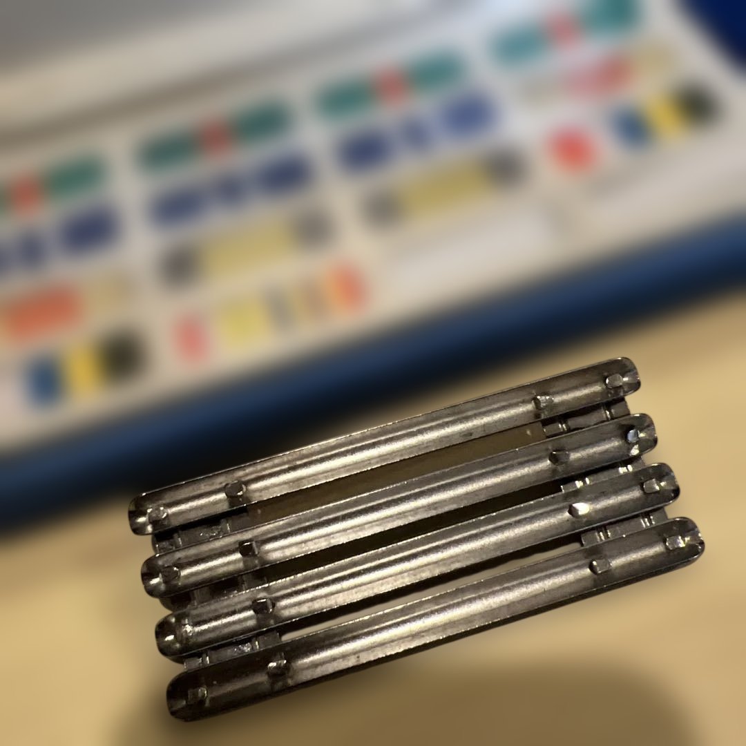 未使用　中国人民解放軍将校用略綬　勲章リボンセット 骨と収納ケース付き