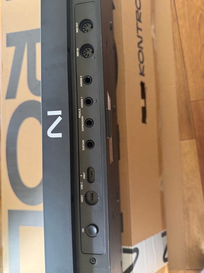 新品同様品　KONTROL S61 MIDIキーボード