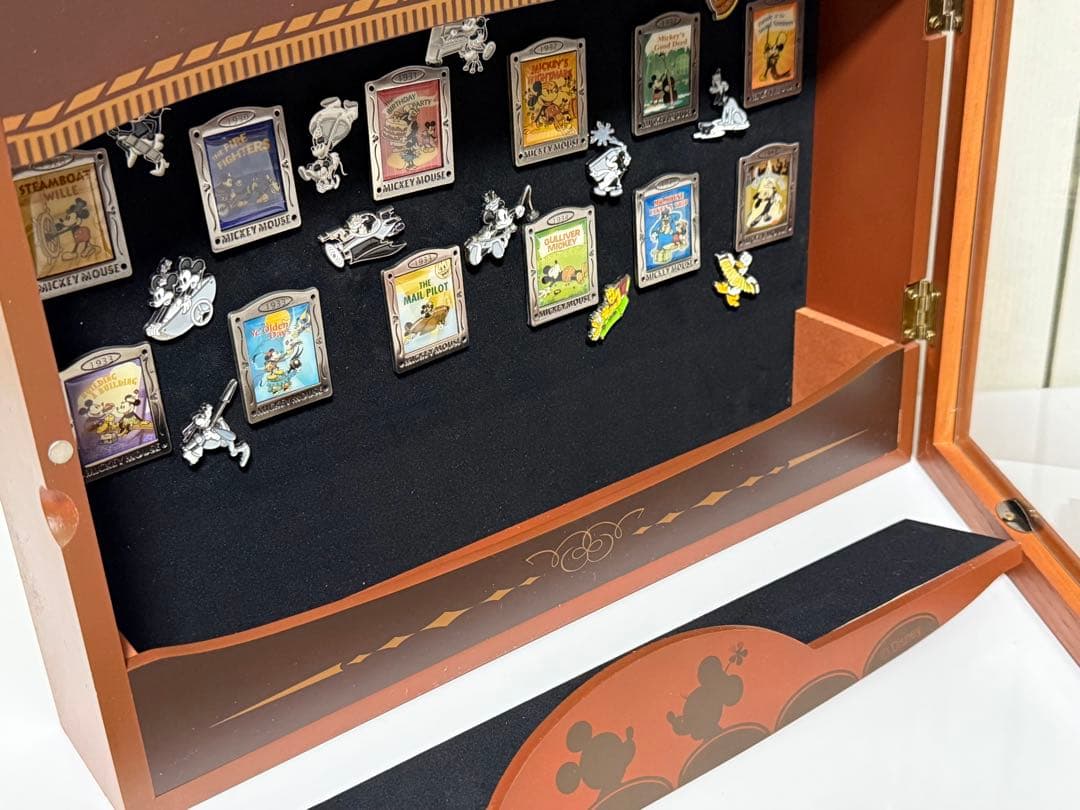 ⑨ディズニー映画額入りピンバッジ