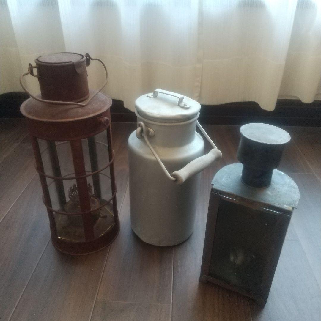 赤錆色の金属製ランタン