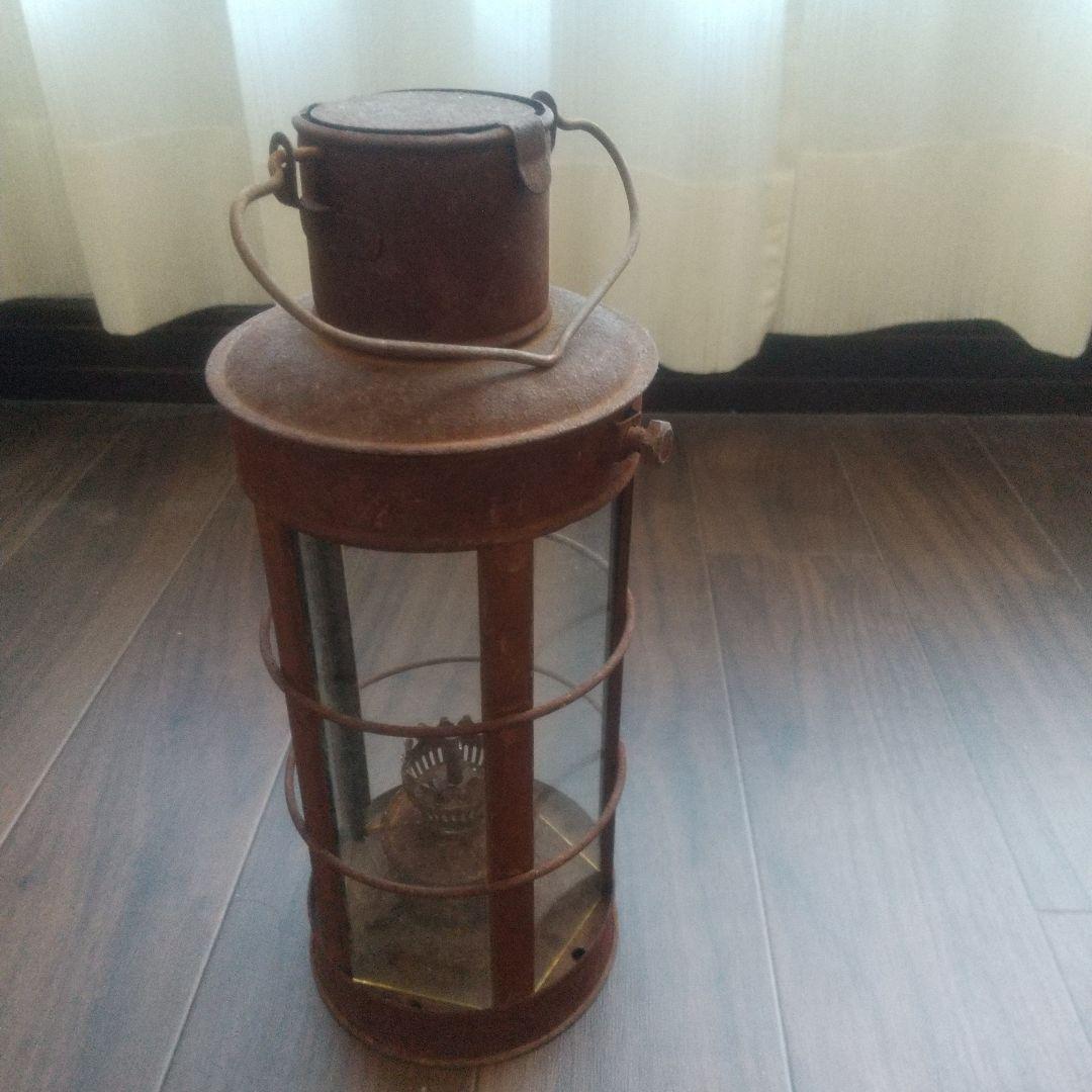 赤錆色の金属製ランタン