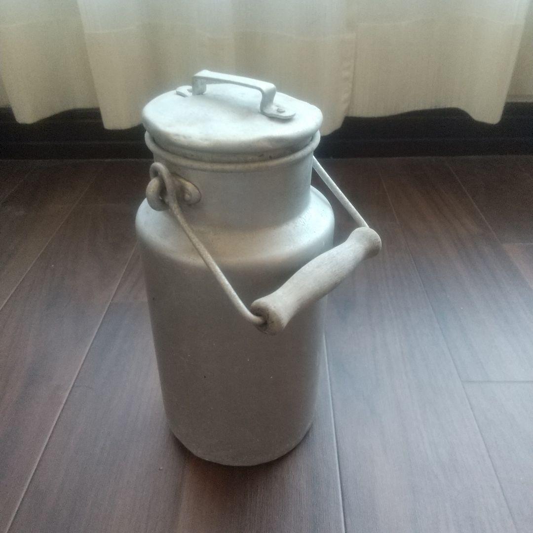 赤錆色の金属製ランタン