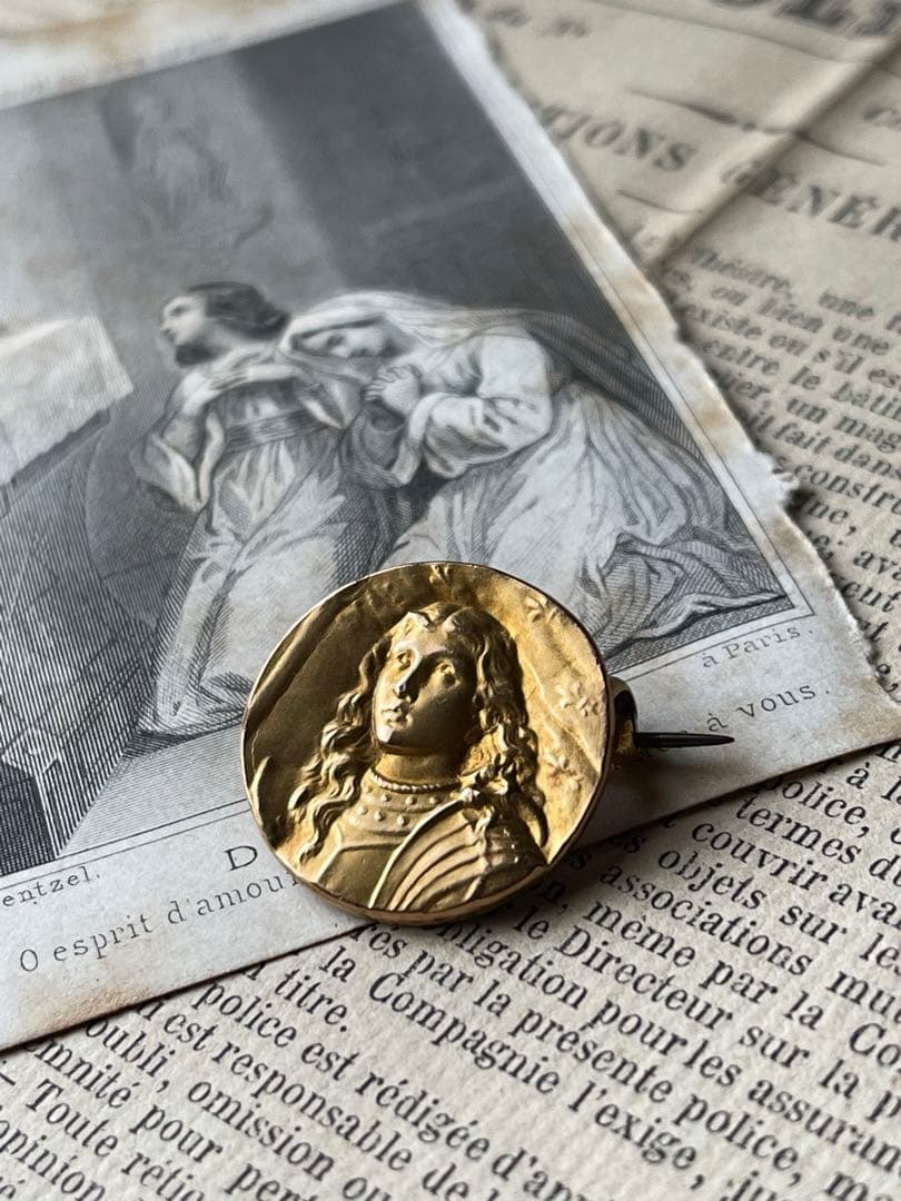 ジャンヌダルクのブローチ　フランスアンティーク　ゴールドプレートフィックス未使用